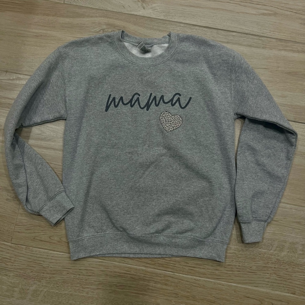 Mama Pullover with Leopard Heart